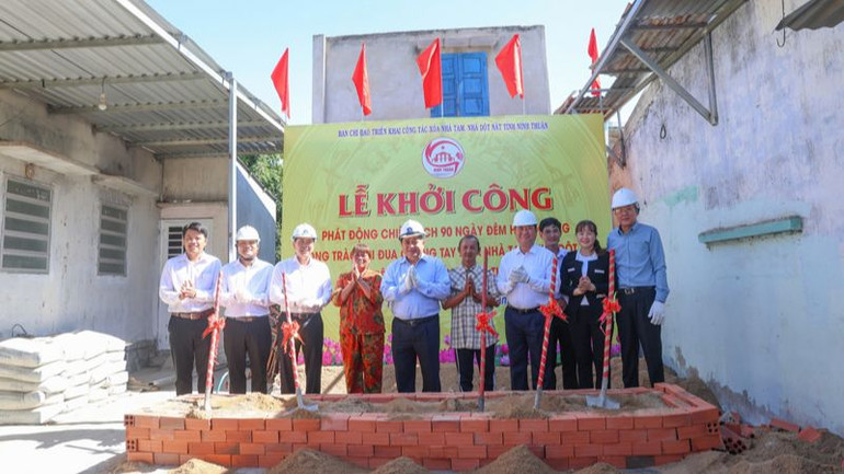 Phó Thủ tướng Chính phủ Nguyễn Chí Dũng và Ban Chỉ đạo xóa nhà tạm, nhà dột nát tỉnh Ninh Thuận khởi công xây dựng nhà ở cho hộ bà Nguyễn Thị Lực, khu phố 7, phường Mỹ Đông, thành phố Phan Rang-Tháp Chàm.