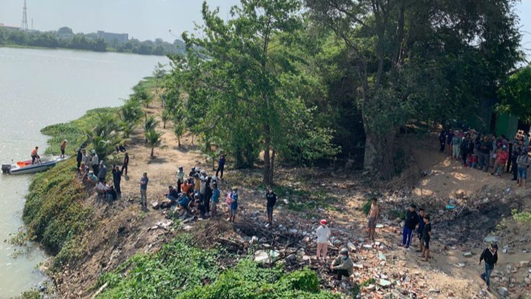 Người dân địa phương theo dõi quá trình cơ quan chức năng tìm kiếm thi thể hai nạn nhân.