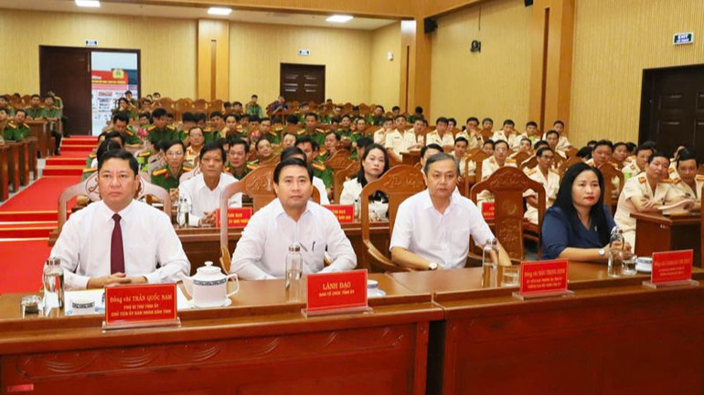 Lãnh đạo tỉnh và các đồng chí trong Ban Thường vụ Tỉnh ủy Ninh Thuận dự buổi lễ. (Ảnh: NGUYỄN TRUNG) Lãnh đạo tỉnh và các đồng chí trong Ban Thường vụ Tỉnh ủy Ninh Thuận dự buổi lễ. (Ảnh: NGUYỄN TRUNG)