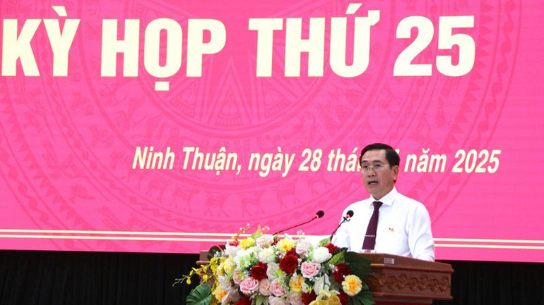 Đồng chí Phạm Văn Hậu, Phó Bí thư Thường trực Tỉnh ủy, Chủ tịch Hội đồng nhân dân tỉnh Ninh Thuận phát biểu khai mạc kỳ họp.