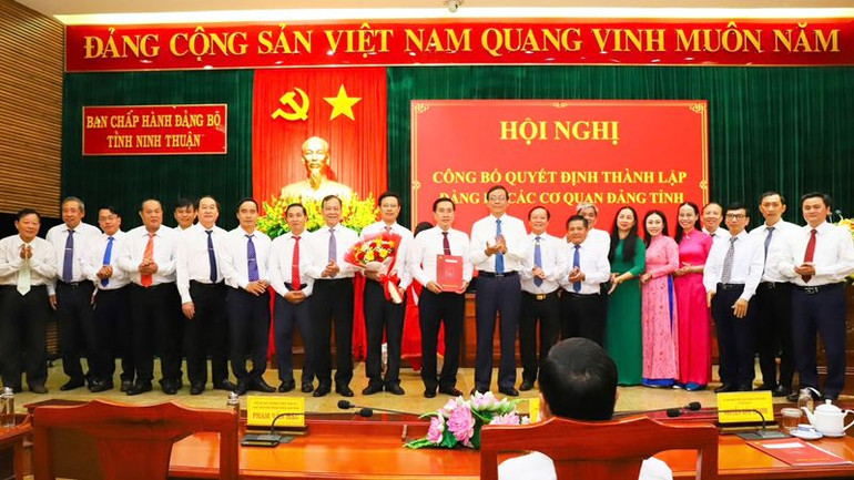 Bí thư Tỉnh ủy Ninh Thuận Nguyễn Đức Thanh trao quyết định thành lập thành lập Đảng bộ các cơ quan Đảng tỉnh Ninh Thuận nhiệm kỳ 2020-2025. (Ảnh: NGUYỄN TRUNG)