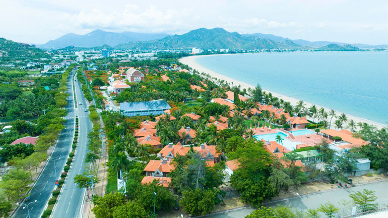 Với lợi thế có bờ biển dài và đẹp, Ninh Thuận đã thu hút nhiều nhà đầu tư xây dựng các khu nghỉ dưỡng đẳng cấp cao, trong năm 2024, hấp dẫn hàng triệu du khách trong nước và quốc tế đến nghỉ dưỡng, đạt doanh thu hàng nghìn tỷ đồng từ hoạt động du lịch (Ảnh: NGUYỄN TRUNG)