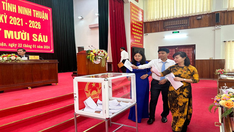 Các đại biểu bỏ phiếu bầu bổ sung chức danh Phó Chủ tịch Ủy ban nhân dân tỉnh Ninh Thuận, nhiệm kỳ 2021-2026.