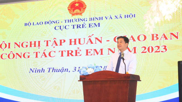 Phó Chủ tịch Ủy ban nhân dân tỉnh Ninh Thuận Nguyễn Long Biên phát biểu tại hội nghị