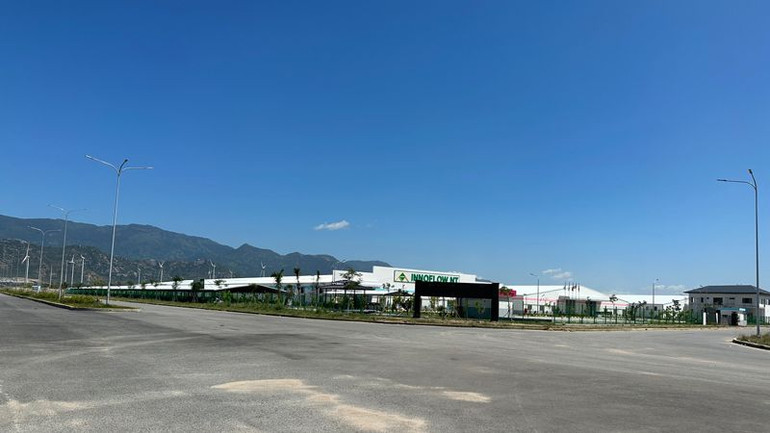 Giá thuê đất các tại các khu công nghiệp tỉnh Ninh Thuận chỉ bằng 30% so với mức bình quân chung cả nước, đã và đang thu hút nhiều nhà đầu tư trong nước và nước ngoài đến đầu tư nhà xưởng chế biến sản phẩm công nghiệp. (Ảnh: NGUYỄN TRUNG)