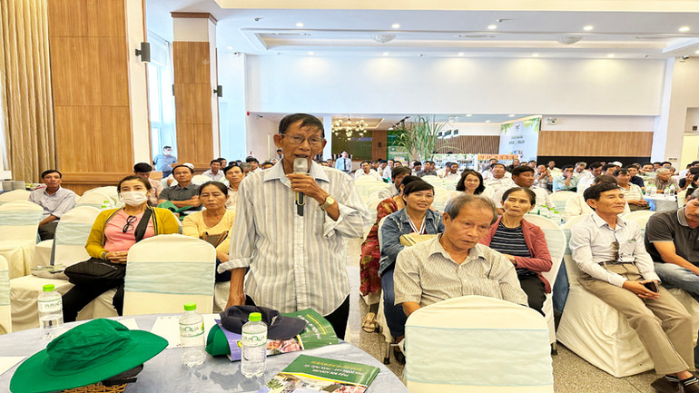 Nông dân đề xuất các ý kiến hỗ trợ giống, kỹ thuật chăm sóc cây mía tại hội nghị.