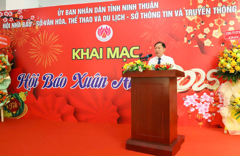 Chủ tịch Hội Nhà báo tỉnh Ninh Thuận Nguyễn Minh Thái phát biểu khai mạc Hội báo Xuân Ất Tỵ năm 2025. (Ảnh: NGUYỄN TRUNG) Chủ tịch Hội Nhà báo tỉnh Ninh Thuận Nguyễn Minh Thái phát biểu khai mạc Hội báo Xuân Ất Tỵ năm 2025. (Ảnh: NGUYỄN TRUNG)
