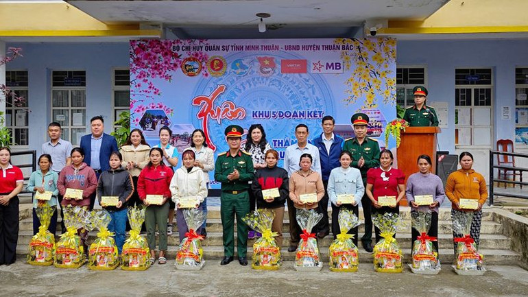 Đoàn công tác tặng quà Tết cho đồng bào xã Phước Chiến, huyện Thuận Bắc. (Ảnh: DANH TÀI)