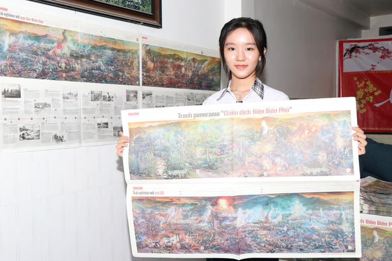 Học sinh Dương Ngọc Thùy Trang, lớp 11B3, trường THPT Chu Văn An hào hứng khi được nhận tranh panorama.