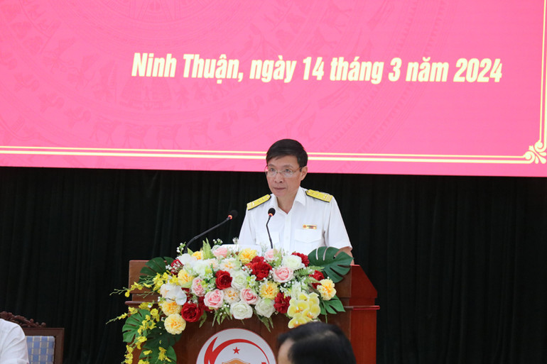 Cục trưởng Thuế tỉnh Ninh Thuận Nguyễn Văn Dũng phát biểu tham luận về những giải pháp để hoàn thành nhiệm vụ thu ngân sách năm 2024.