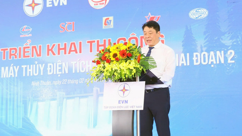 Tổng Giám đốc Tập đoàn Điện lực Việt Nam Nguyễn Anh Tuấn phát biểu tại buổi lễ. (Ảnh: NGUYỄN TRUNG)