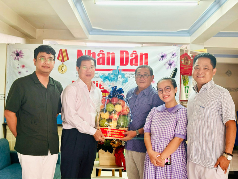 Lãnh đạo Bệnh viện đa khoa tỉnh Ninh Thuận chúc mừng Văn phòng đại diện Báo Nhân Dân tại Ninh Thuận.