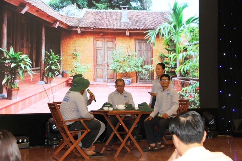 Nông dân trao đổi kinh nghiệm sản xuất. (Ảnh: NGUYỄN TRUNG)