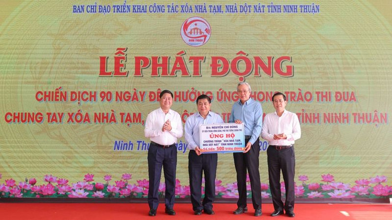 Phó Thủ tướng Chính phủ Nguyễn Chí Dũng ủng hộ 500 triệu đồng cho Chương trình xóa nhà tạm, nhà dột nát của tỉnh Ninh Thuận.
