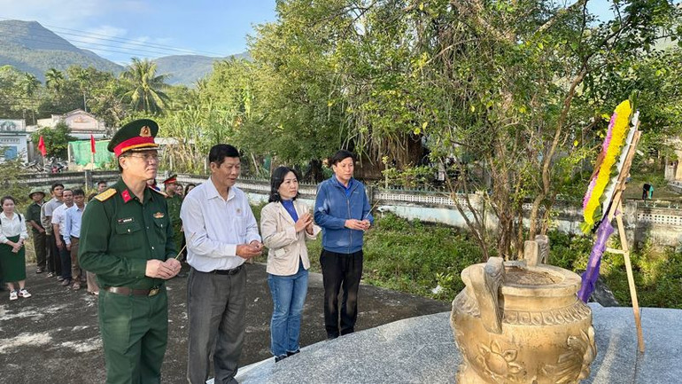 Đoàn công tác dâng hương tưởng nhớ các anh hùng liệt sĩ tại nghĩa trang xã Phước Chiến, huyện Thuận Bắc. (Ảnh: DANH TÀI)