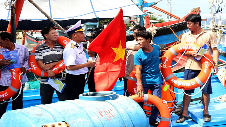 Hướng dẫn ngư dân kỹ thuật sử dụng phao cứu sinh trên biển.