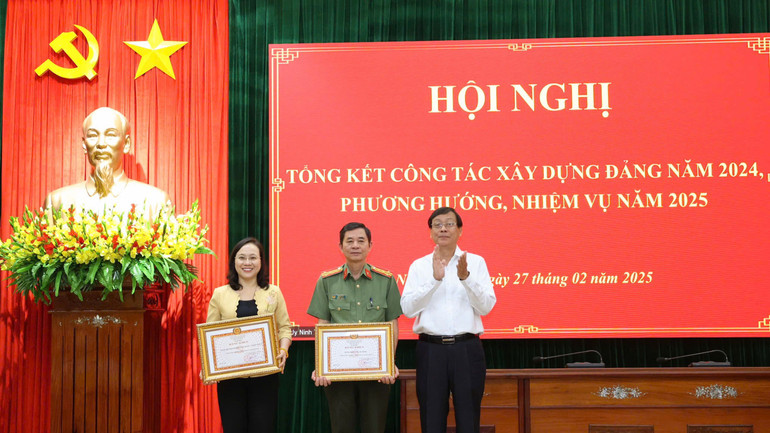 Bí thư Tỉnh ủy Ninh Thuận Nguyễn Đức Thanh thay mặt Ban Thường vụ tặng bằng khen cho hai đảng bộ hoàn thành xuất sắc nhiệm vụ tiêu biểu năm 2024. (Ảnh: NGUYỄN TRUNG)