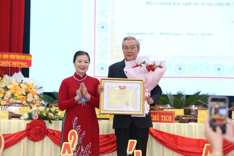 Phó Chủ tịch Ủy ban Trung ương Mặt trận Tổ quốc Việt Nam Trương Thị Ngọc Ánh trao bằng khen của Ủy ban Trung ương Mặt trận Tổ quốc Việt Nam tặng cho đồng chí Lê Văn Bình, Ủy viên Thường vụ Tỉnh ủy, Chủ tịch Ủy ban Mặt trận Tổ quốc Việt Nam tỉnh Ninh Thuận, đã có thành tích xuất sắc trong công tác Mặt trận, nhiệm kỳ 2019-2024.