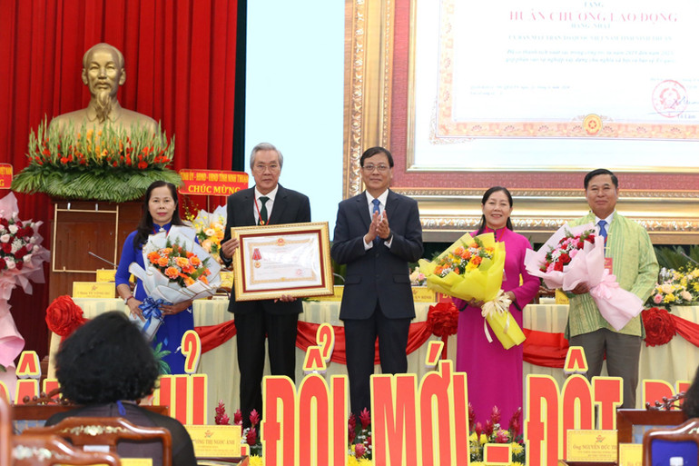 Thừa lệnh Chủ tịch nước, đồng chí Nguyễn Đức Thanh, Ủy viên Trung ương Đảng, Bí thư Tỉnh ủy Ninh Thuận trao Huân chương Lao Động hạng Nhất của Chủ tịch nước tặng cho tập thể Ủy ban Mặt trận Tổ quốc Việt Nam tỉnh Ninh Thuận.