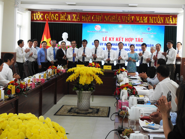 Lãnh đạo tỉnh Ninh Thuận và Trường đại học Cần Thơ chụp ảnh lưu niệm tại lễ ký kết hợp tác. (Ảnh NGUYỄN TRUNG)