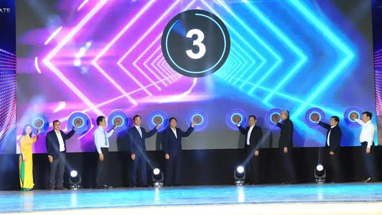 Lãnh đạo tỉnh Ninh Thuận cùng nhà đầu tư ấn nút khánh thành công viên Quảng trường ánh sáng và công viên Quảng trường sân khấu tại buổi lễ (Ảnh: NGUYỄN TRUNG)