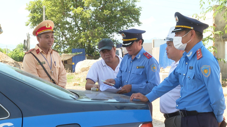 Lực lượng kiểm tra liên ngành thực hiện công tác kiểm tra gắn với tuyên truyền và cho các lái xe ký cam kết chấp hành đúng các quy định của pháp luật về quá khổ, quá tải, điều kiện an toàn của phương tiện, bốc xếp hàng hóa lên xe ô-tô