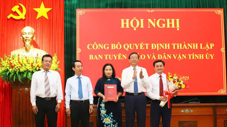 Bí thư Tỉnh ủy Ninh Thuận Nguyễn Đức Thanh trao quyết định hợp nhất Ban Tuyên giáo và Dân vận Tỉnh ủy. (Ảnh: NGUYỄN TRUNG)