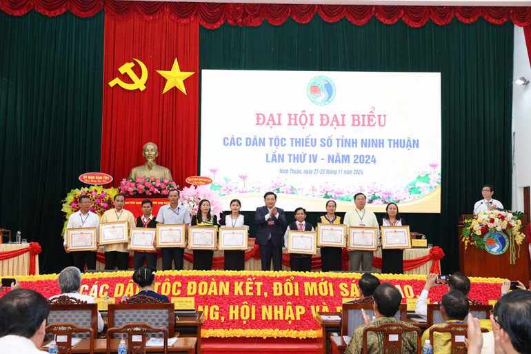 Phó Chủ tịch Ủy ban nhân dân tỉnh Ninh Thuận Trịnh Minh Hoàng trao bằng khen của Ủy ban nhân dân tỉnh tặng cho các tập thể và cá nhân đã có thành tích xuất sắc tiêu biểu đóng góp cho sự phát triển kinh tế, xã hội vùng đồng bào dân tộc thiểu số và miền núi, giai đoạn 2019-2024 .