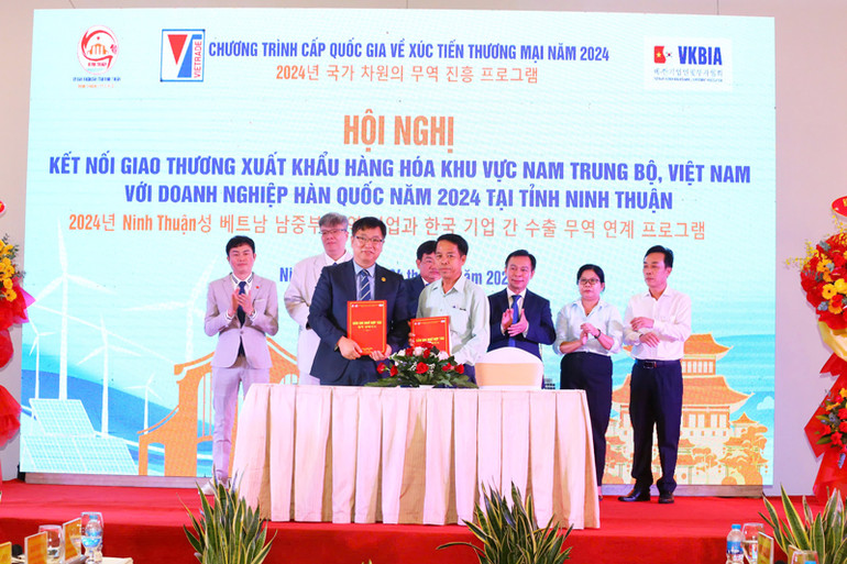 Doanh nghiệp Hàn Quốc và doanh nghiệp tỉnh Ninh Thuận ký kết hợp tác giao thương tại hội nghị. (Ảnh; NGUYỄN TRUNG)