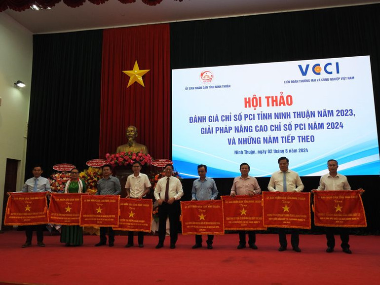 Lãnh đạo Ủy ban nhân dân tỉnh NInh Thuận trao Cờ thi đua tặng cho 8 tập thể có thành tích xuất sắc, đóng góp tích cực trong nâng cao chỉ số PCI của tỉnh trong năm 2023