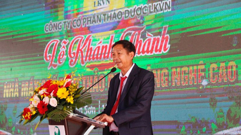 Ông Nguyễn Ngọc Bình, Giám đốc Công ty cổ phần thảo dược liên kết Việt Nam báo cáo quá trình triển khai xây dựng nhà máy Ông Nguyễn Ngọc Bình, Giám đốc Công ty cổ phần thảo dược liên kết Việt Nam báo cáo quá trình triển khai xây dựng nhà máy