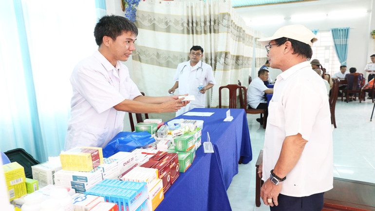 Bác sĩ của Bộ Tư lệnh vùng 4 Hải quân cấp phát thuốc miễn phí cho bà con ngư dân phường Đông Hải, thành phố Phan Rang-Tháp Chàm, tỉnh Ninh Thuận. Bác sĩ của Bộ Tư lệnh vùng 4 Hải quân cấp phát thuốc miễn phí cho bà con ngư dân phường Đông Hải, thành phố Phan Rang-Tháp Chàm, tỉnh Ninh Thuận.