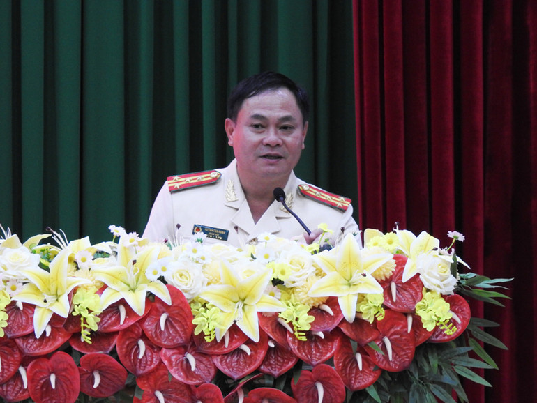 Đại tá Huỳnh Tấn Hạnh, Giám đốc Công an tỉnh Ninh Thuận báo cáo hoạt động của toàn lực lượng Công an tỉnh Ninh Thuận trong 6 tháng đầu năm 2024 với Phó Chủ tịch nước Võ Thị Ánh Xuân. (Ảnh: NGUYỄN TRUNG) Đại tá Huỳnh Tấn Hạnh, Giám đốc Công an tỉnh Ninh Thuận báo cáo hoạt động của toàn lực lượng Công an tỉnh Ninh Thuận trong 6 tháng đầu năm 2024 với Phó Chủ tịch nước Võ Thị Ánh Xuân. (Ảnh: NGUYỄN TRUNG)