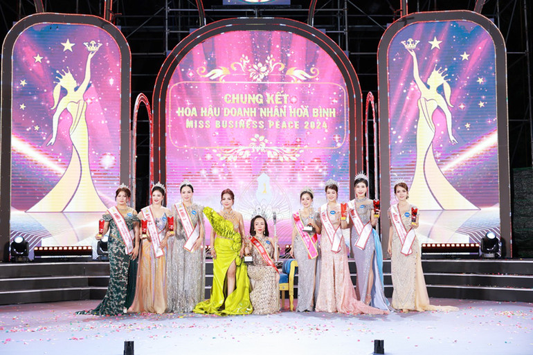 Tân Hoa hậu Hoắc Thị Huyền và các Á hậu chụp ảnh lưu niệm. (Ảnh: NGUYỄN TRUNG)