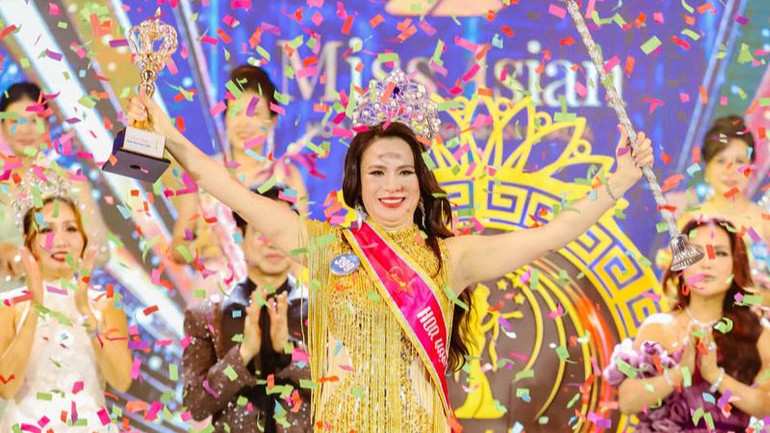 Thí sinh Lâm Thị Thủy vui mừng khi xuất sắc đăng quang ngôi vị cao nhất Hoa hậu Doanh nhân châu Á 2024, đồng thời, đoạt giải thưởng phụ là Người đẹp dạ hội. (Ảnh: NGUYỄN TRUNG)