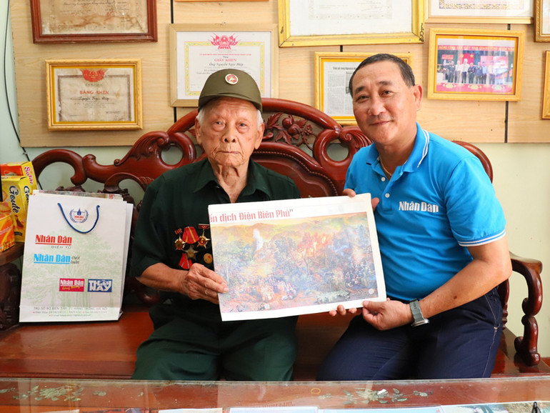 Văn phòng địa diện Báo Nhân Dân tại Ninh Thuận đã đến thăm, tặng quà, phụ san tranh panorama “Chiến dịch Điện Biên Phủ” cho Cựu chiến binh Nguyễn Ngọc Điệp, là chiến sĩ thuộc Trung đoàn 45, Sư đoàn 351 trực tiếp tham gia chiến dịch Điện Biên Phủ năm xưa.