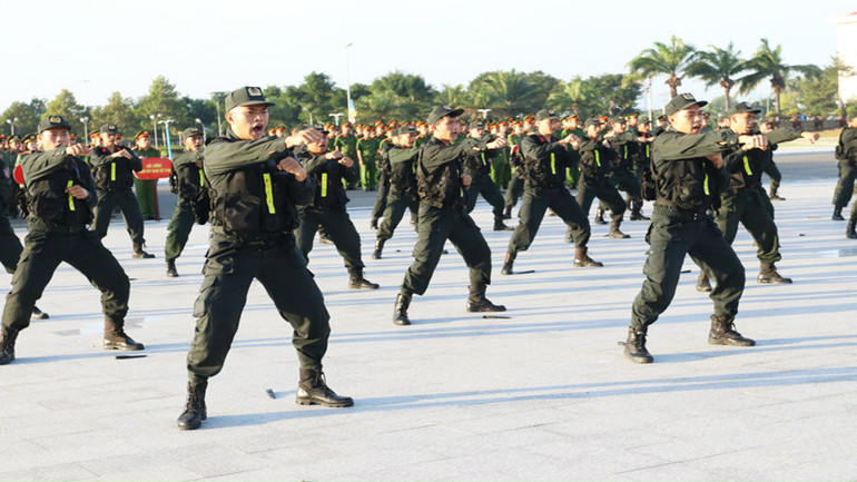 Lực lượng cán bộ, chiến sĩ biểu diễn võ thuật tại buổi lễ ra quân trấn áp tội phạm.