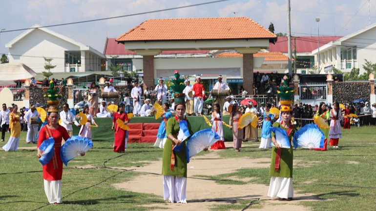 Những thiếu nữ Chăm mặc trang phục truyền thống rực rỡ sắc màu, biểu diễn chương trình nghệ thuật ca, múa, nhạc đặc sắc trong không gian rộng lớn tại sân vận động Hữu Đức, chào đón lễ hội. (Ảnh: NGUYỄN TRUNG)