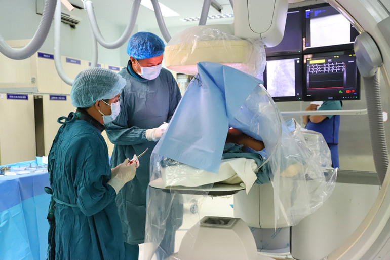 Các bác sĩ Khoa Can thiệp - Tim mạch (Bệnh viện Đa khoa tỉnh Ninh Thuận) phẩu thuật cho bệnh nhân.