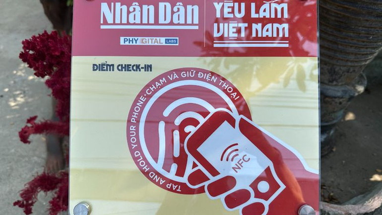 Bảng có công nghệ kết nối không dây tầm ngắn hoạt động tự động, không cần có nguồn điện, giúp cho người dân và du khách dễ dàng kết nối với điện thoại thông minh để truy cập vào liên kết của trang web “Yêu lắm Việt Nam”.