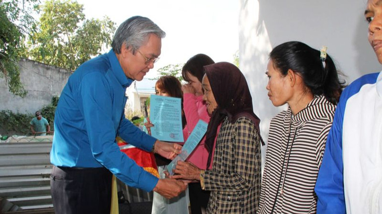 Người nghèo, cận nghèo huyện Ninh Phước vui mừng đón nhận quyết định bàn giao nhà Đại đoàn kết (Ảnh: NGUYỄN TRUNG)