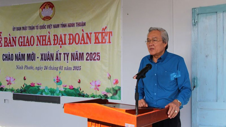 Chủ tịch Ủy ban Mặt trận Tổ quốc Việt Nam tỉnh Ninh Thuận Lê Văn Bình phát biểu kêu gọi toàn xã hội tiếp tục chung tay chăm lo nhà ở cho người nghèo trên địa bàn tỉnh trong thời gian tới (Ảnh: NGUYỄN TRUNG)
