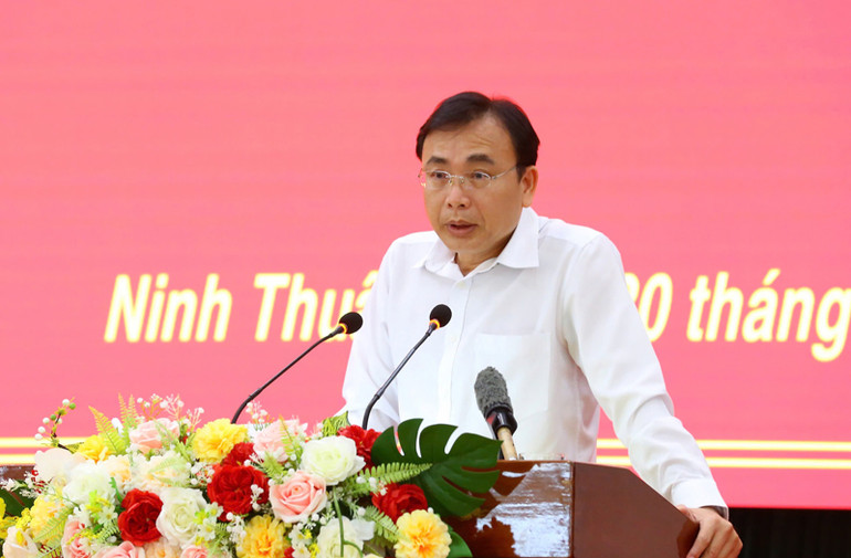 Lãnh đạo Sở Tài chính báo cáo dự thảo nghị quyết quy định thẩm quyền quyết định việc mua sắm tài sản, vật tiêu hao, hàng hóa, dịch vụ và quản lý tài sản công trên địa bàn tỉnh Ninh Thuận tại kỳ họp (Ảnh: NGUYỄN TRUNG)