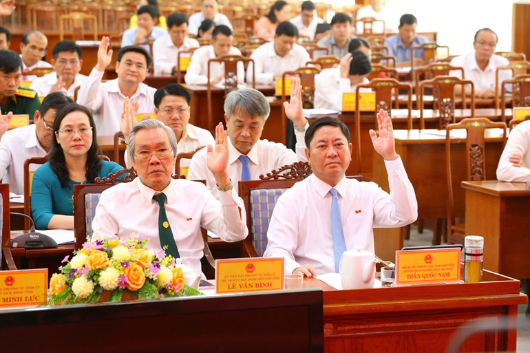 Các đại biểu Hội đồng nhân dân tỉnh Ninh Thuận khóa 11, nhiệm kỳ 2021-2026 biểu quyết thông qua 11 nghị quyết quan trọng tại kỳ họp lần thứ 20 (Ảnh: NGUYỄN TRUNG)