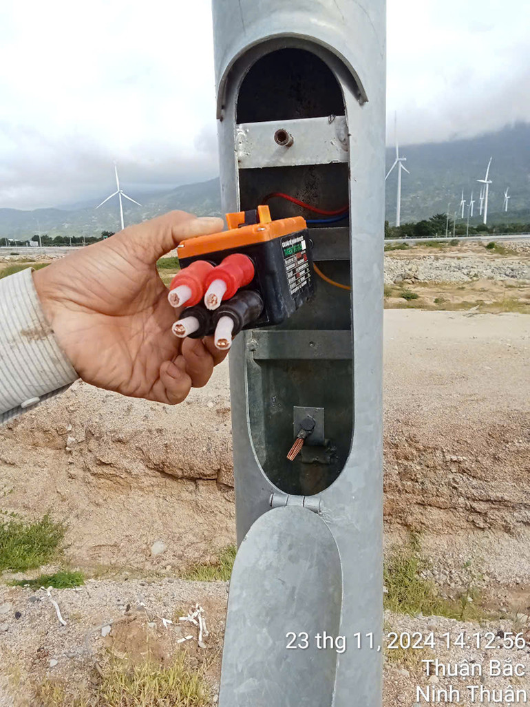 Các đối tượng đã cắt trụi dây đồng cáp ngầm đèn đường 4x25 trên tuyến chính từ Km68+200 - Km70+560 bên phải tuyến và ở nhánh N5, N3 cầu 7 với tổng chiều dài là 1.282m (Ảnh: Ban Quản lý dự án Cam Lâm-Vĩnh Hảo cung cấp)