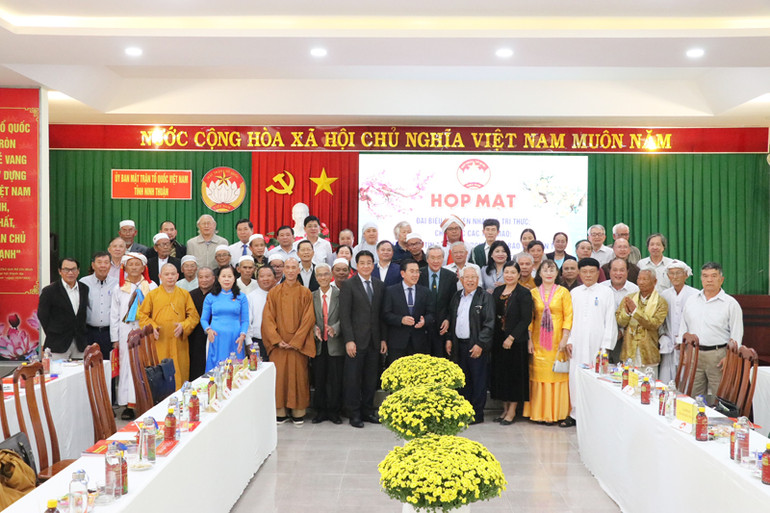 Lãnh đạo tỉnh Ninh Thuận chụp ảnh lưu niệm với các nhân sĩ, trí thức, chức sắc các tôn giáo, người có uy tín tiêu biểu trong đồng bào các dân tộc thiểu số ở địa phương. (Ảnh: NGUYỄN TRUNG) Lãnh đạo tỉnh Ninh Thuận chụp ảnh lưu niệm với các nhân sĩ, trí thức, chức sắc các tôn giáo, người có uy tín tiêu biểu trong đồng bào các dân tộc thiểu số ở địa phương. (Ảnh: NGUYỄN TRUNG)