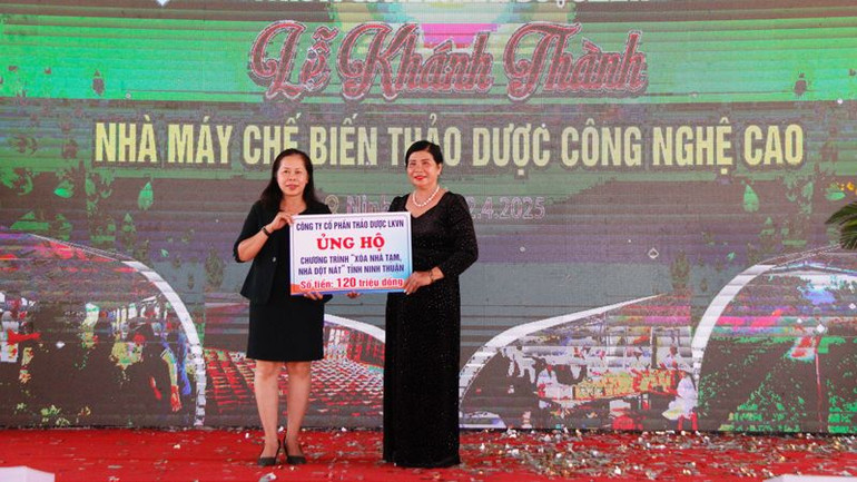 Đại diện Công ty cổ phần thảo dược liên kết Việt Nam trao bảng ủng hộ cho Chương trình “ Xóa nhà tạm, nhà dột nát” tỉnh Ninh Thuận Đại diện Công ty cổ phần thảo dược liên kết Việt Nam trao bảng ủng hộ cho Chương trình “ Xóa nhà tạm, nhà dột nát” tỉnh Ninh Thuận