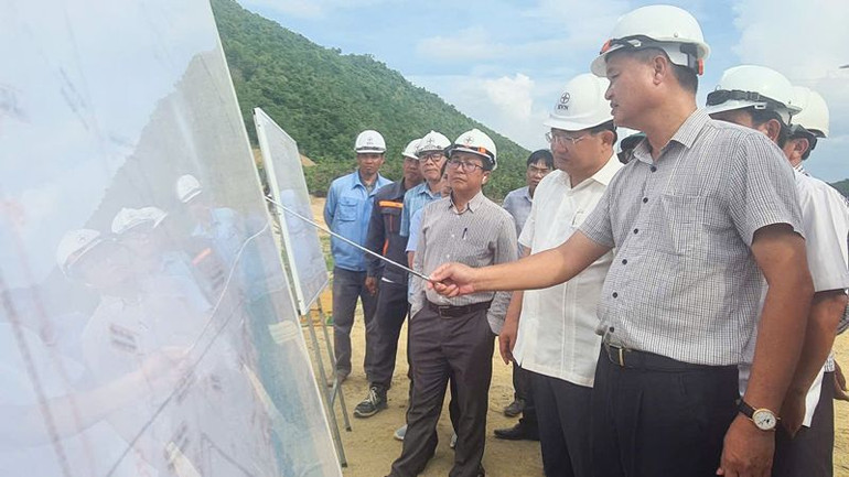 Đại diện Ban Quản lý dự án điện 3 (đơn vị tổ chức quản lý và thi công dự án) báo cáo những vướng mắc trong công tác giải phóng mặt bằng đang gây khó khăn cho việc thi công giai đoạn 2 của dự án.