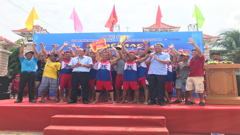 Ban Tổ chức trao giải Nhất, Nhì và Ba cho các đội đoạt giải.