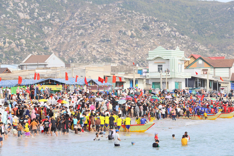 Hàng nghìn người dân địa phương và du khách xem và cổ vũ các đội dự thi. (Ảnh: NGUYỄN TRUNG)